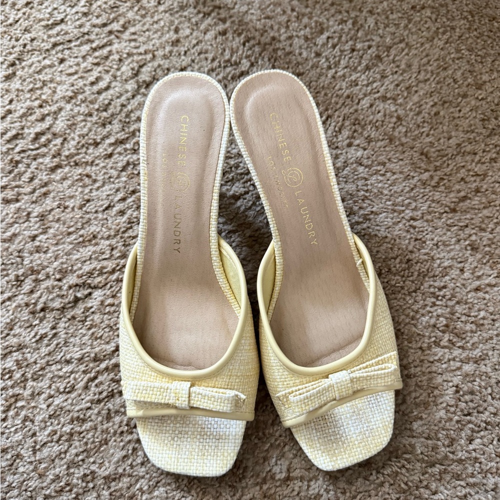 Chinese Laundry Women's Cream Mules with Bow